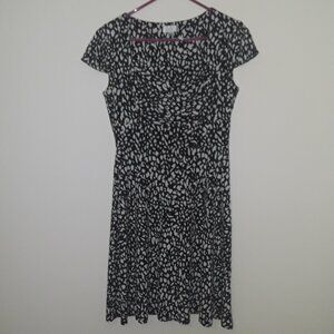 Ladies TAHARI, Arthur S. Levine Size 6 Black & White Dress
